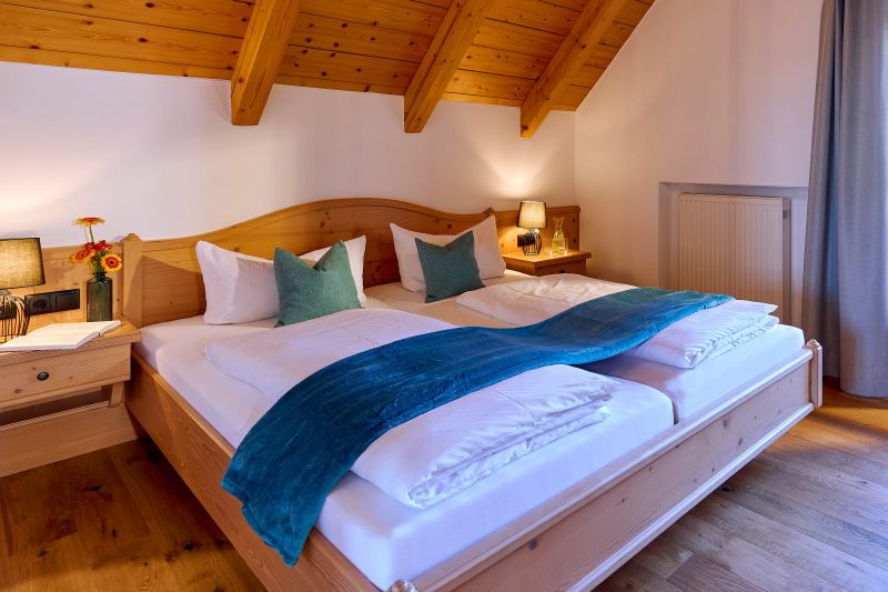 Ferienwohnung Doppelbett Schlüsselblume Stachl Waging Oberbayern